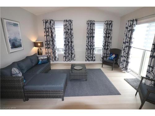 4 Highview Street, Ashfield-Colborne-Wawanosh, ON - Indoor Photo Showing Living Room