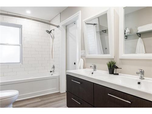 94 Daly Avenue, Stratford, ON - Indoor Photo Showing Bathroom