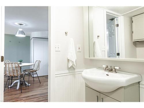 94 Daly Avenue, Stratford, ON - Indoor Photo Showing Bathroom
