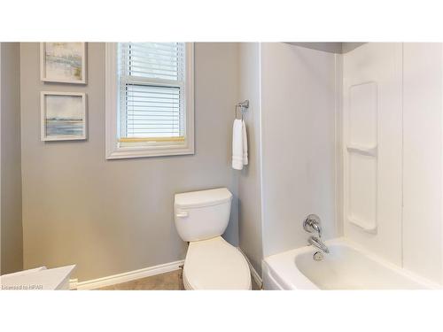 135 Maple Street, Clinton, ON - Indoor Photo Showing Bathroom