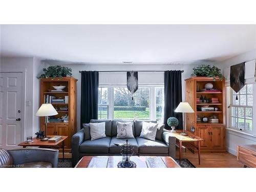 6 Tuyll Street, Bayfield, ON - Indoor Photo Showing Living Room