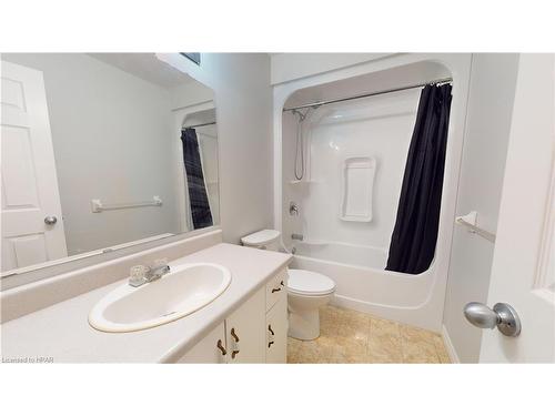 17 Laurier Street, Stratford, ON - Indoor Photo Showing Bathroom