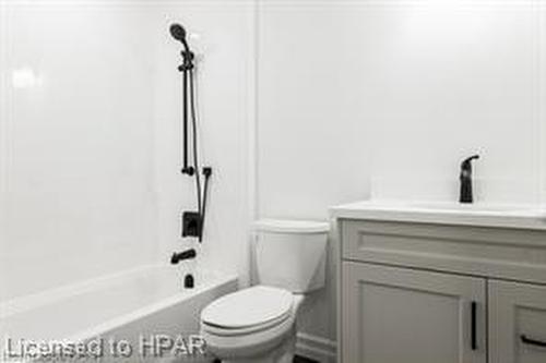 102-100 Gordon Street, Stratford, ON - Indoor Photo Showing Bathroom