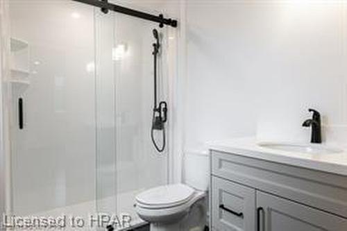 102-100 Gordon Street, Stratford, ON - Indoor Photo Showing Bathroom