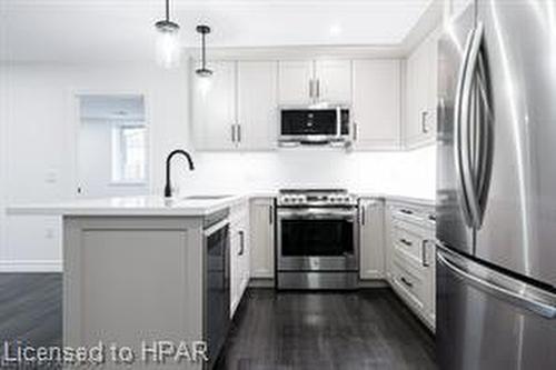 102-100 Gordon Street, Stratford, ON - Indoor Photo Showing Kitchen With Upgraded Kitchen