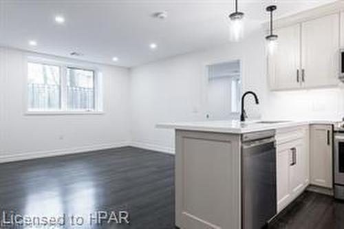 102-100 Gordon Street, Stratford, ON - Indoor Photo Showing Kitchen