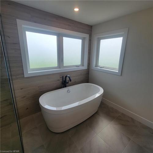 112 Rowe Avenue, Exeter, ON - Indoor Photo Showing Bathroom