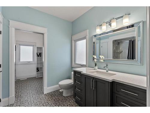 411 Jane Street, Palmerston, ON - Indoor Photo Showing Bathroom