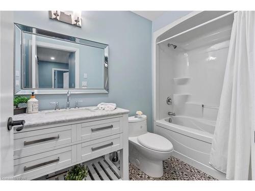 411 Jane Street, Palmerston, ON - Indoor Photo Showing Bathroom