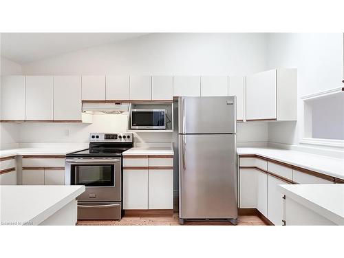 15-90 Ontario Street S, Grand Bend, ON - Indoor Photo Showing Kitchen