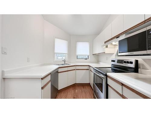 15-90 Ontario Street S, Grand Bend, ON - Indoor Photo Showing Kitchen