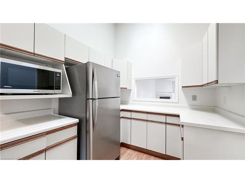 15-90 Ontario Street S, Grand Bend, ON - Indoor Photo Showing Kitchen