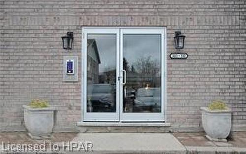 303-50 Campbell Court, Stratford, ON - Outdoor