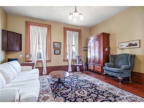 55 Daly Ave Avenue, Stratford, ON - Indoor Photo Showing Living Room