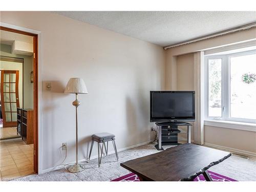 39 Babb Crescent, Stratford, ON - Indoor Photo Showing Living Room