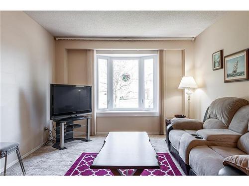 39 Babb Crescent, Stratford, ON - Indoor Photo Showing Living Room