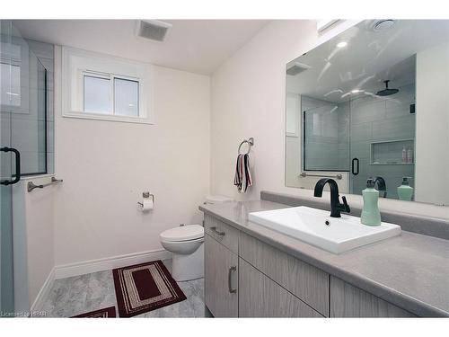200 Duncan Street, Mitchell, ON - Indoor Photo Showing Bathroom