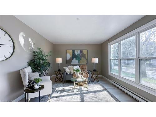 45-45 St Charles Place, Vanastra, ON - Indoor Photo Showing Living Room