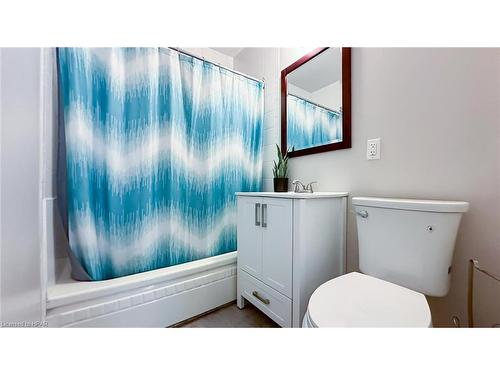 45-45 St Charles Place, Vanastra, ON - Indoor Photo Showing Bathroom