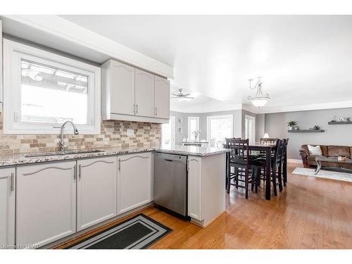 2815 Shering Crescent, Innisfil, ON - Indoor Photo Showing Kitchen With Upgraded Kitchen