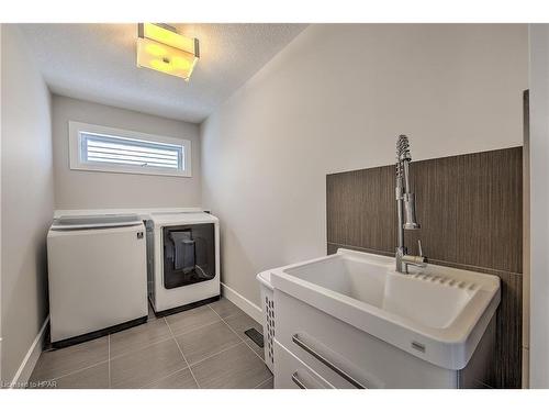 998 Loft Court, London, ON - Indoor Photo Showing Laundry Room