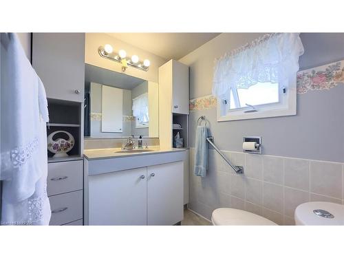 168 Erie St S, Clinton, ON - Indoor Photo Showing Bathroom