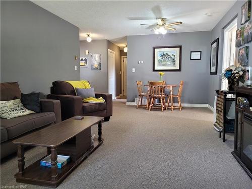 28 Briarwood Crescent, Morris-Turnberry, ON - Indoor Photo Showing Living Room