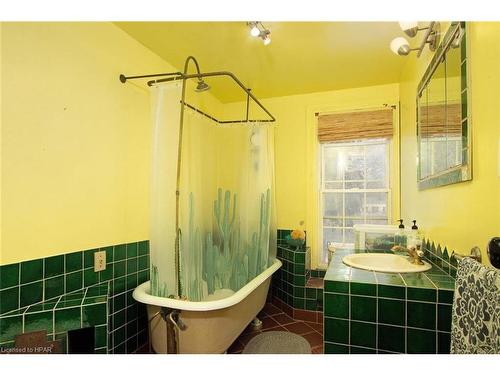 375 Ontario Street, Stratford, ON - Indoor Photo Showing Bathroom