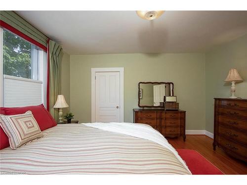 65 Elizabeth Street, Stratford, ON - Indoor Photo Showing Bedroom