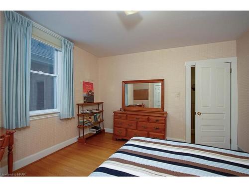 65 Elizabeth Street, Stratford, ON - Indoor Photo Showing Bedroom