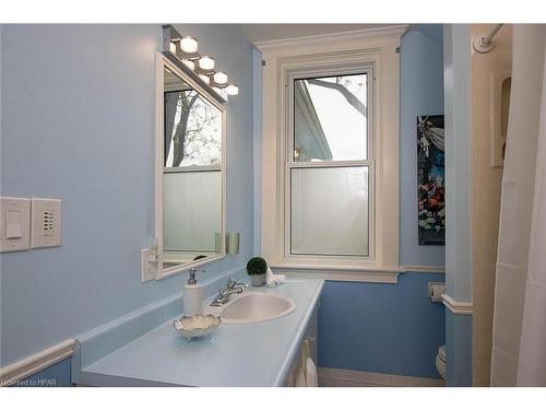 65 Elizabeth Street, Stratford, ON - Indoor Photo Showing Bathroom