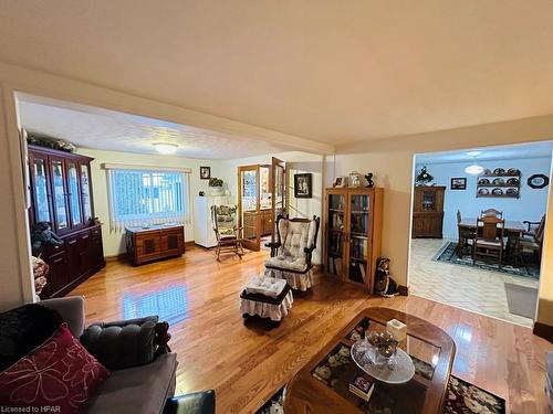 11 Riverside Drive, Turnberry Estates, ON - Indoor Photo Showing Living Room