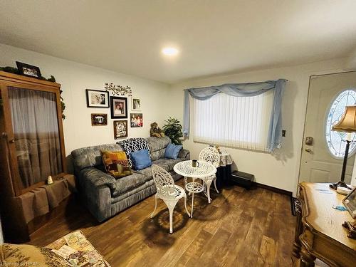 11 Riverside Drive, Turnberry Estates, ON - Indoor Photo Showing Living Room