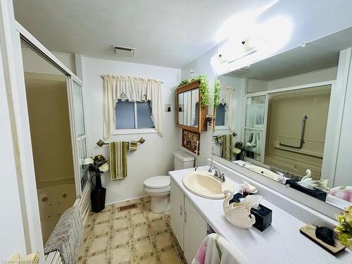 11 Riverside Drive, Turnberry Estates, ON - Indoor Photo Showing Bathroom