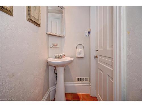 100 Church Street, Stratford, ON - Indoor Photo Showing Bathroom