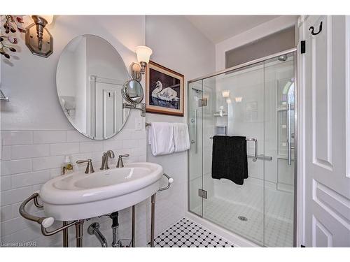 100 Church Street, Stratford, ON - Indoor Photo Showing Bathroom