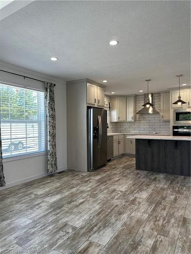 208 Spruce Drive, West Grey, ON - Indoor Photo Showing Kitchen With Upgraded Kitchen