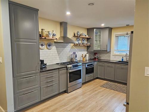 8 Bayfield Terrace, Bayfield, ON - Indoor Photo Showing Kitchen With Upgraded Kitchen