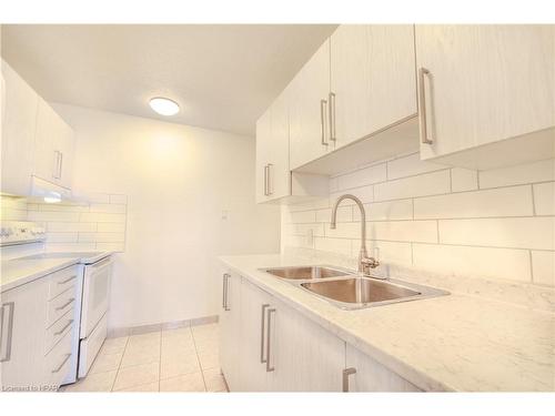 905-1103 Jalna Boulevard Boulevard, London, ON - Indoor Photo Showing Kitchen With Double Sink