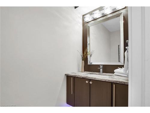 1423 North Wenige Drive, London, ON - Indoor Photo Showing Bathroom