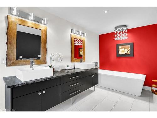 1423 North Wenige Drive, London, ON - Indoor Photo Showing Bathroom
