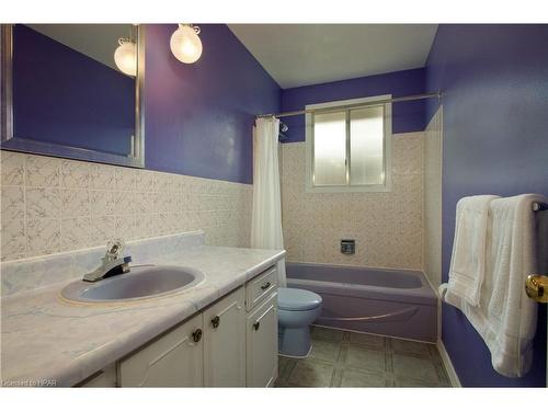 229 Devon Street, Stratford, ON - Indoor Photo Showing Bathroom
