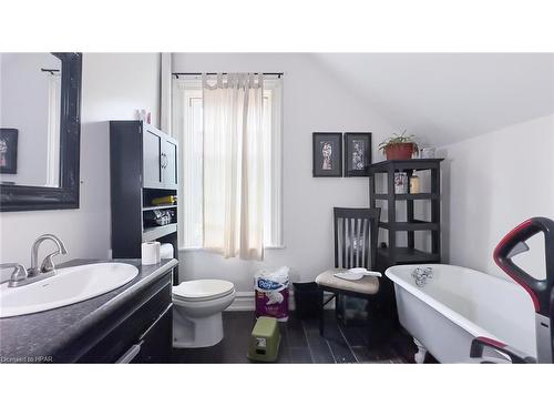 208 Townsend Street, Clinton, ON - Indoor Photo Showing Bathroom