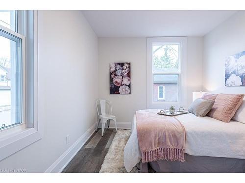 16 Blake Street, Stratford, ON - Indoor Photo Showing Bedroom