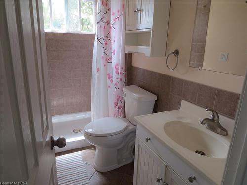 465 Queen Street S, Palmerston, ON - Indoor Photo Showing Bathroom