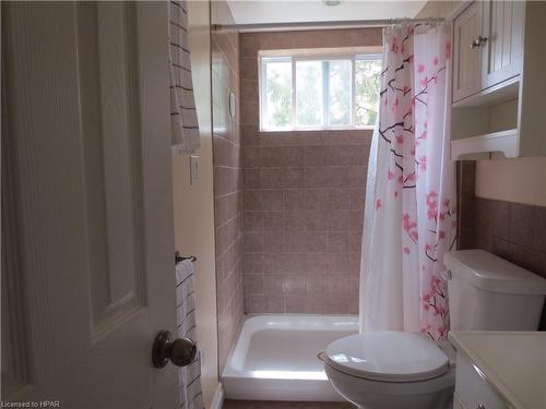 465 Queen Street S, Palmerston, ON - Indoor Photo Showing Bathroom