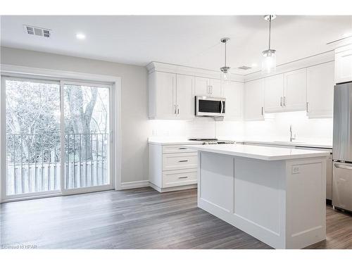 204-100 Gordon Street, Stratford, ON - Indoor Photo Showing Kitchen With Upgraded Kitchen