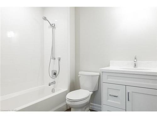 103-100 Gordon Street, Stratford, ON - Indoor Photo Showing Bathroom