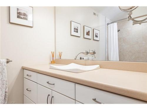 21 Neal Avenue, Stratford, ON - Indoor Photo Showing Bathroom