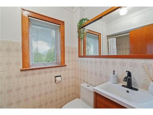 77872 London Road, Clinton, ON - Indoor Photo Showing Bathroom
